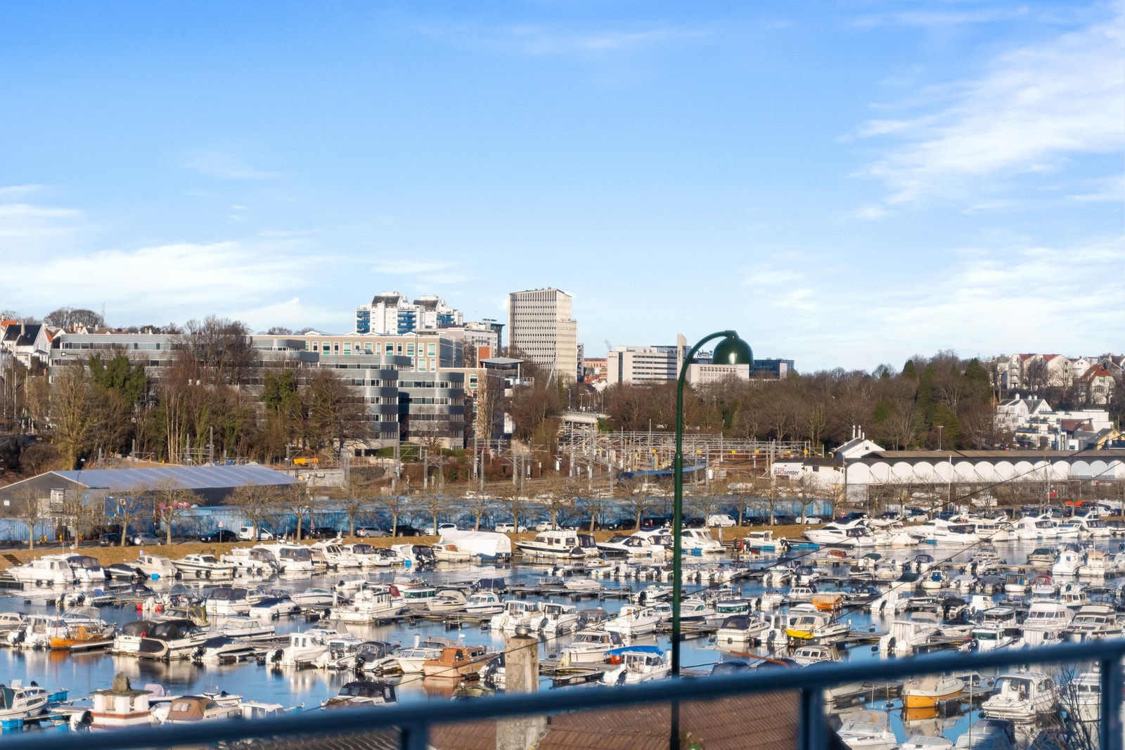 Balkong tekket med skiferstein og moderne glassrekkverk fra 2020. Galleribilde