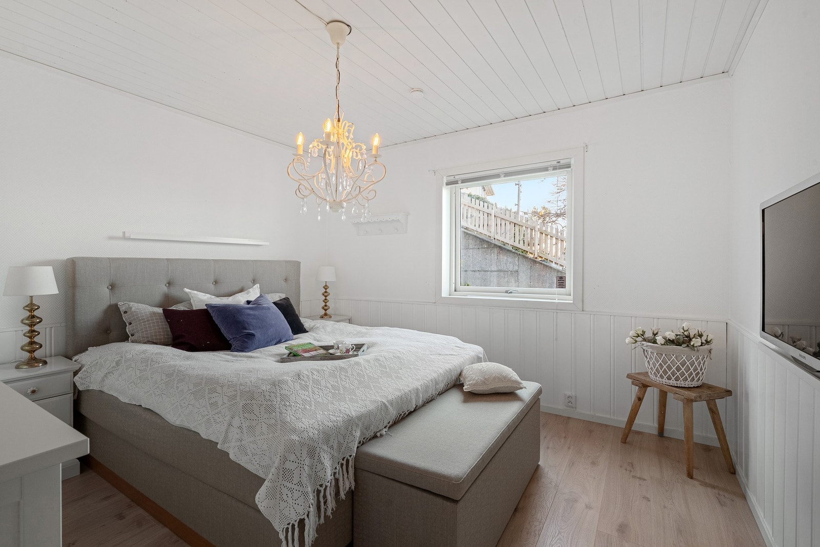 Romslig hovedsoverom med store vindusflater og god plass til garderobeløsning. Galleribilde