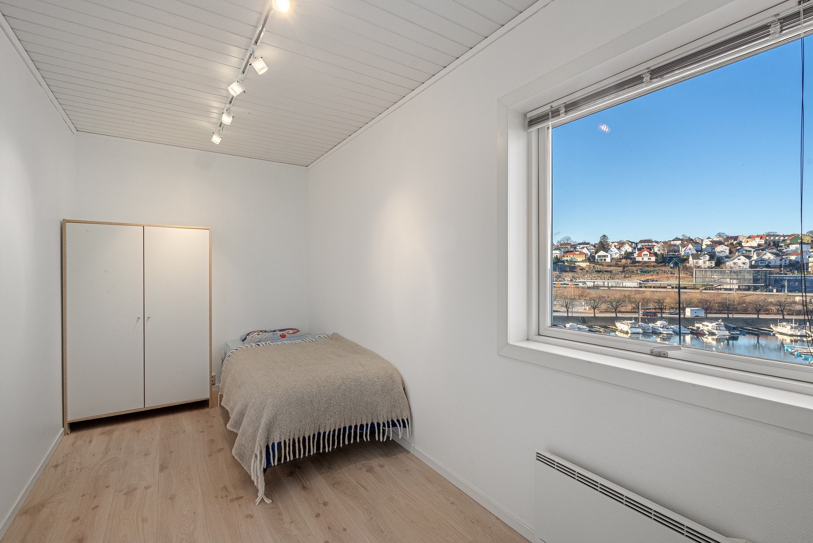 Soverom 2, med nydelig utsikt over Hillevågsvannet. Lyst og trivelig rom som passer perfekt som barnerom, gjesterom eller hjemmekontor. Galleribilde