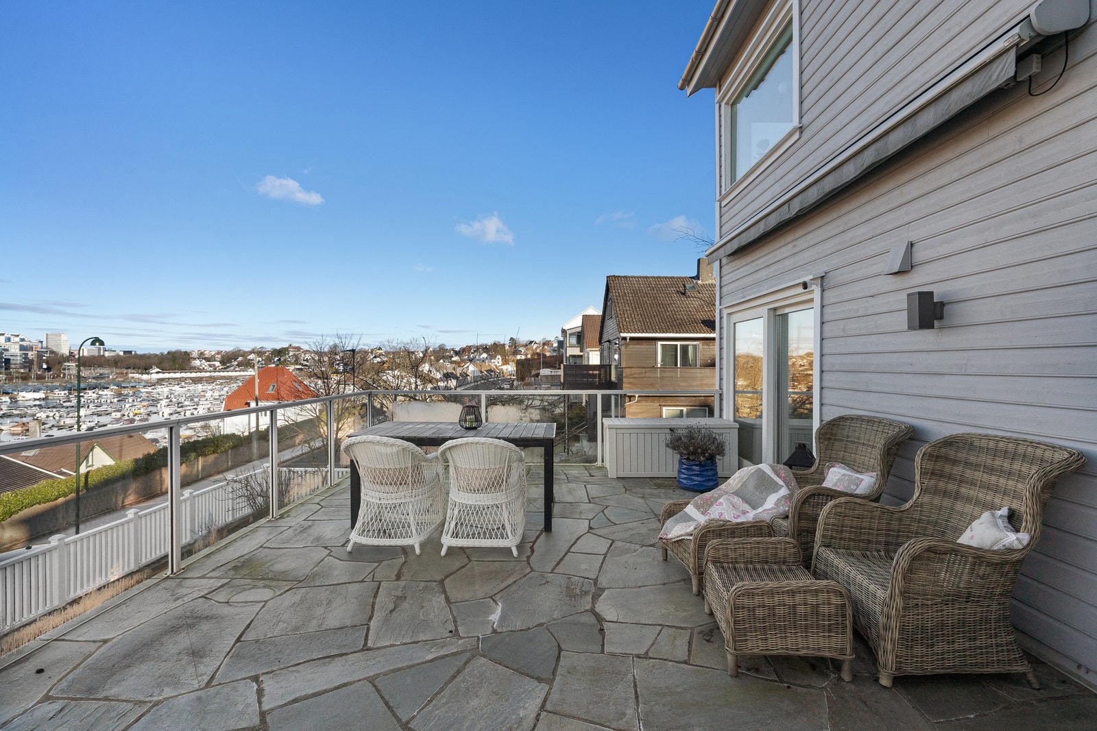 Privat og solrik uteplass foran stue og kjøkken, perfekt for morgenkaffe eller ettermiddagshygge Galleribilde