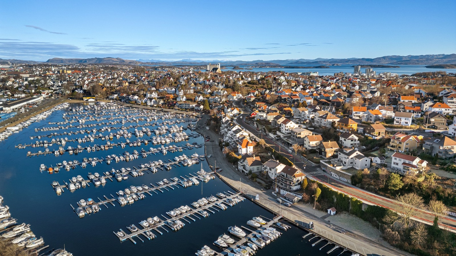 Leiligheten har en fantastisk panoramautsikt over Hillevågsvannet. Galleribilde