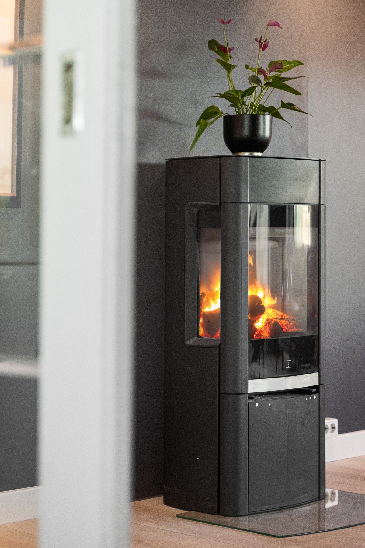 Moderne ovn for koselige kvelder. Galleribilde