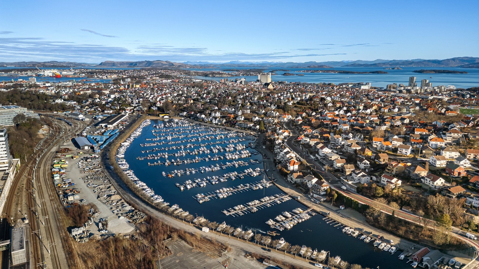 Hilde Olsen V/ EIE Eiendomsmegling har gleden av å presentere Dalabrekkå 1. Fotograf Arve Gravdal. Galleribilde