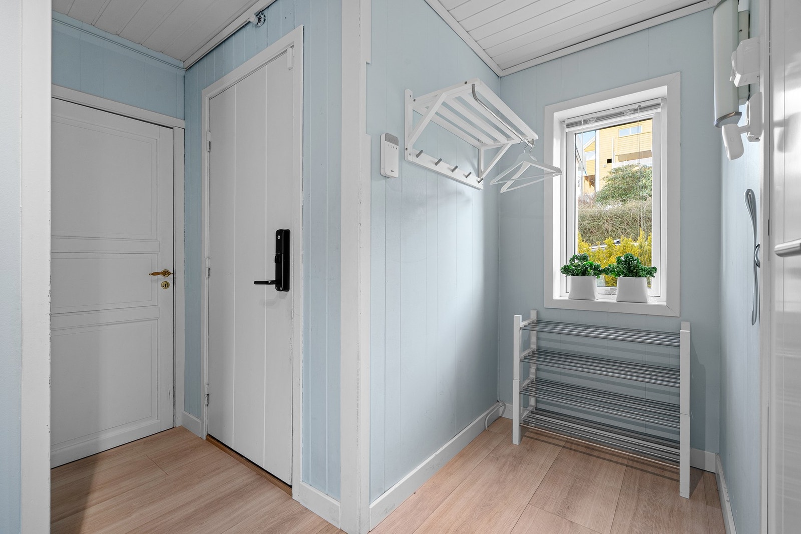 Entre med trapp som fører ned til underetasje. Galleribilde