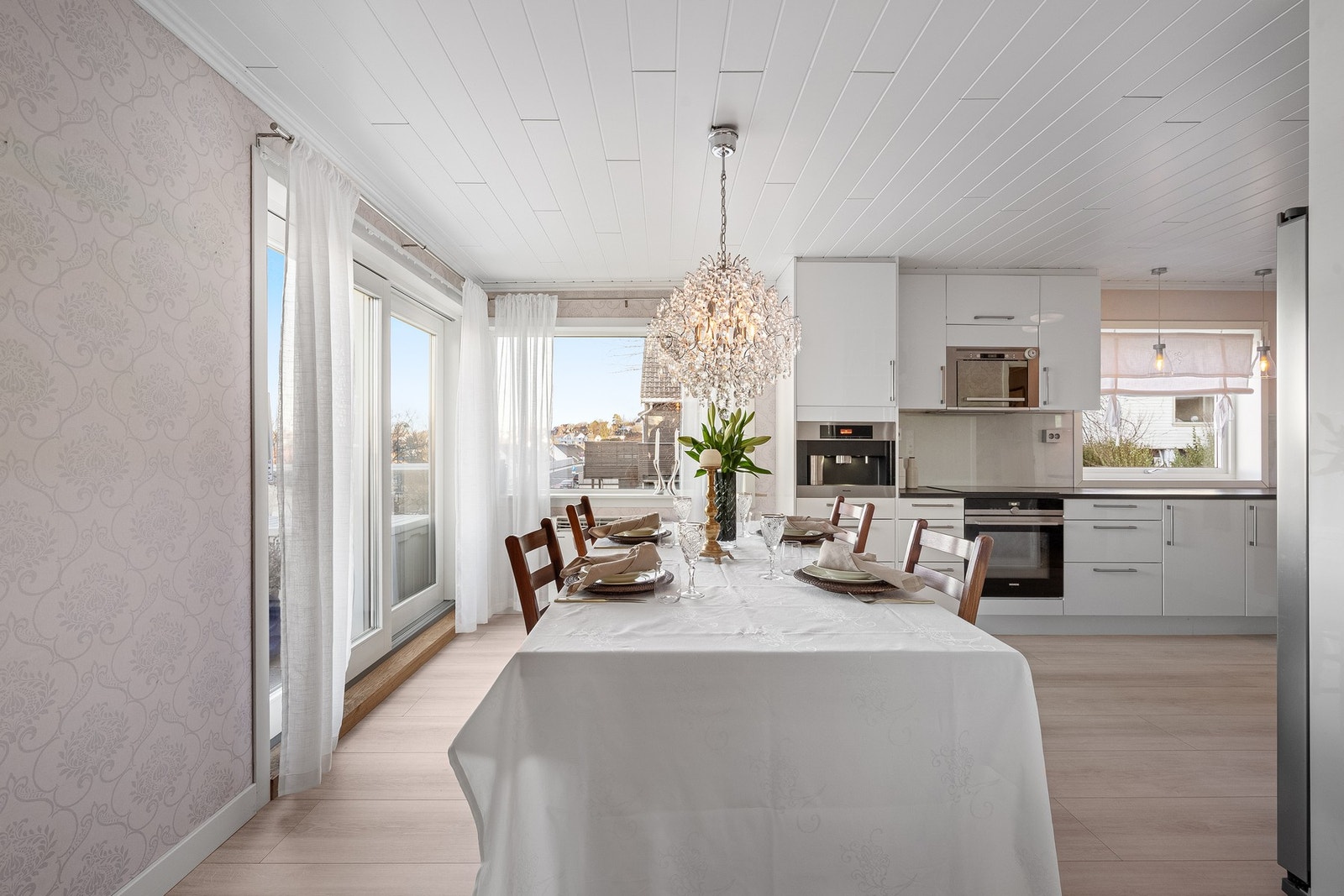 Kjøkkenet ligger i åpen og naturlig forbindelse med stuen, noe som skaper en sosial og funksjonell planløsning. Galleribilde