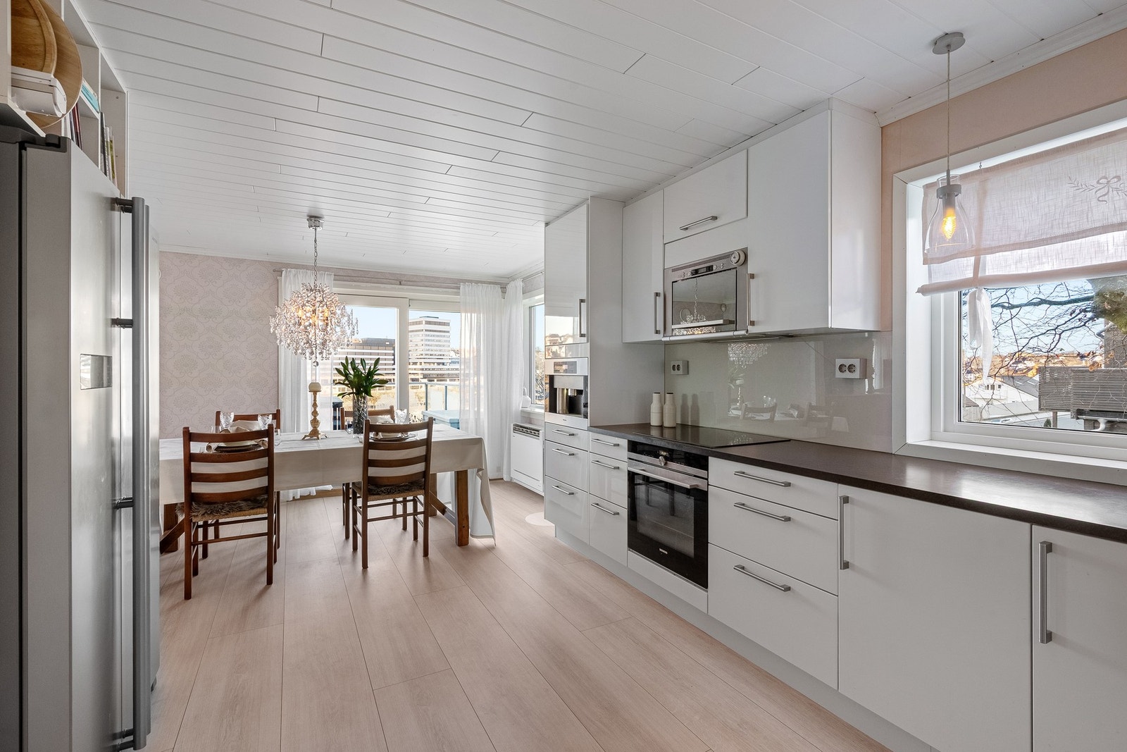 I forbindelse med oppgradering av kjøkken i 2011, ble veggen mot spiseplassen fjernet, noe som skapte en mer åpen og sosial planløsning. Galleribilde