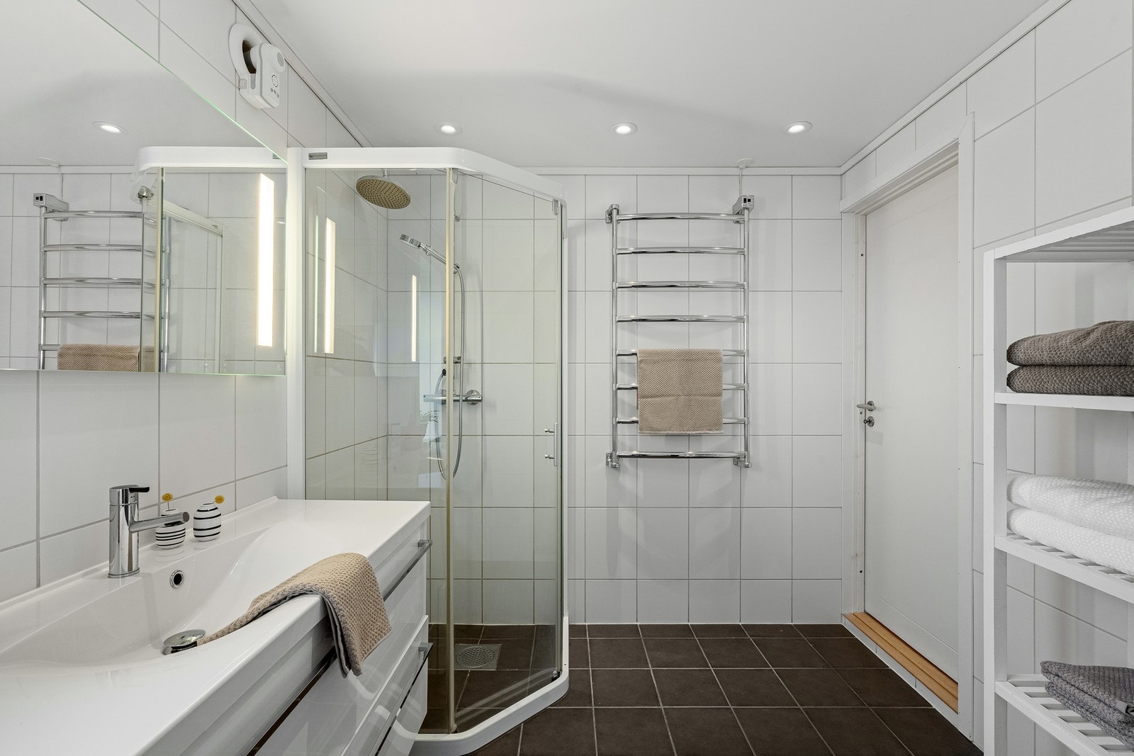 Badet ble oppusset i 2012 og har fliser på gulv og vegger. Galleribilde