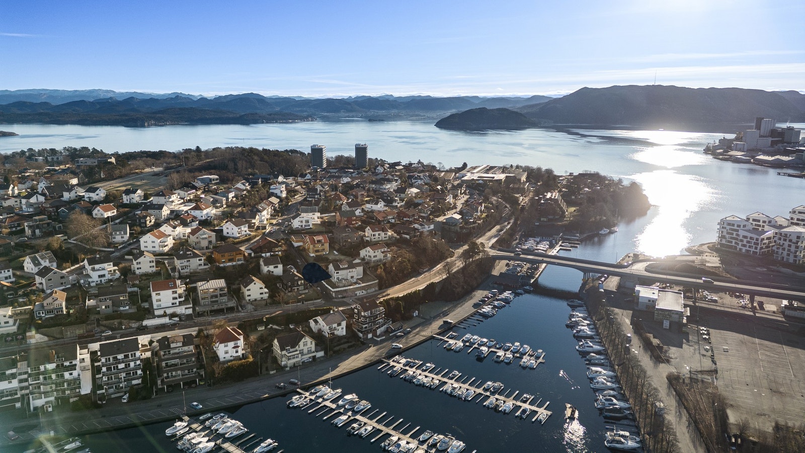 Leiligheten har en idyllisk beliggenhet med utsikt over området og båthavn. Galleribilde