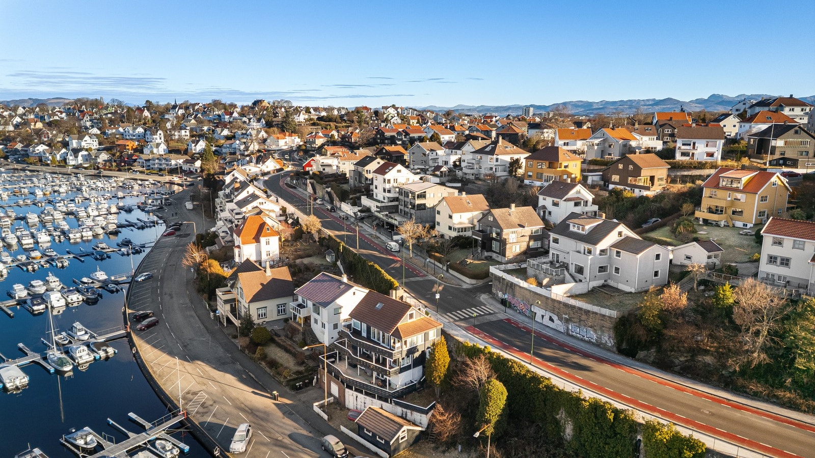Luftfoto som viser boligens attraktive plassering med kort vei til sjø og flotte utsiktspunkter. Galleribilde