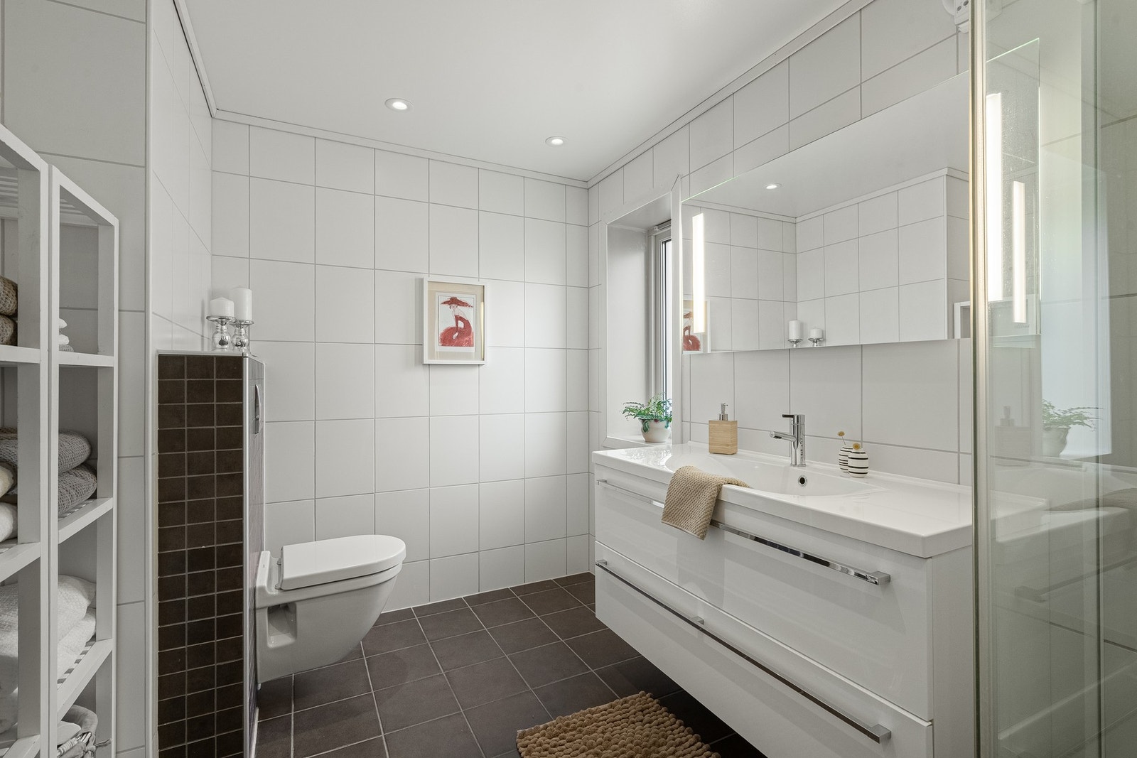 Bad med funksjonell innredning og lyse overflater. Galleribilde