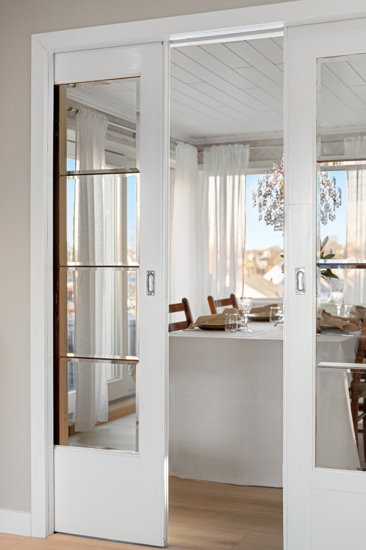 Mellom spisestue og stue er det montert skyvedører som enkelt kan lukkes ved behov. Dette gir fleksibilitet til å skjerme rommene, samtidig som man kan åpne opp for en luftig og sosial løsning. Galleribilde
