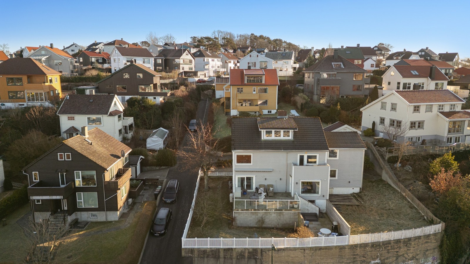 Skjermet hage med gressplen og rom for lek og avslapning. Galleribilde
