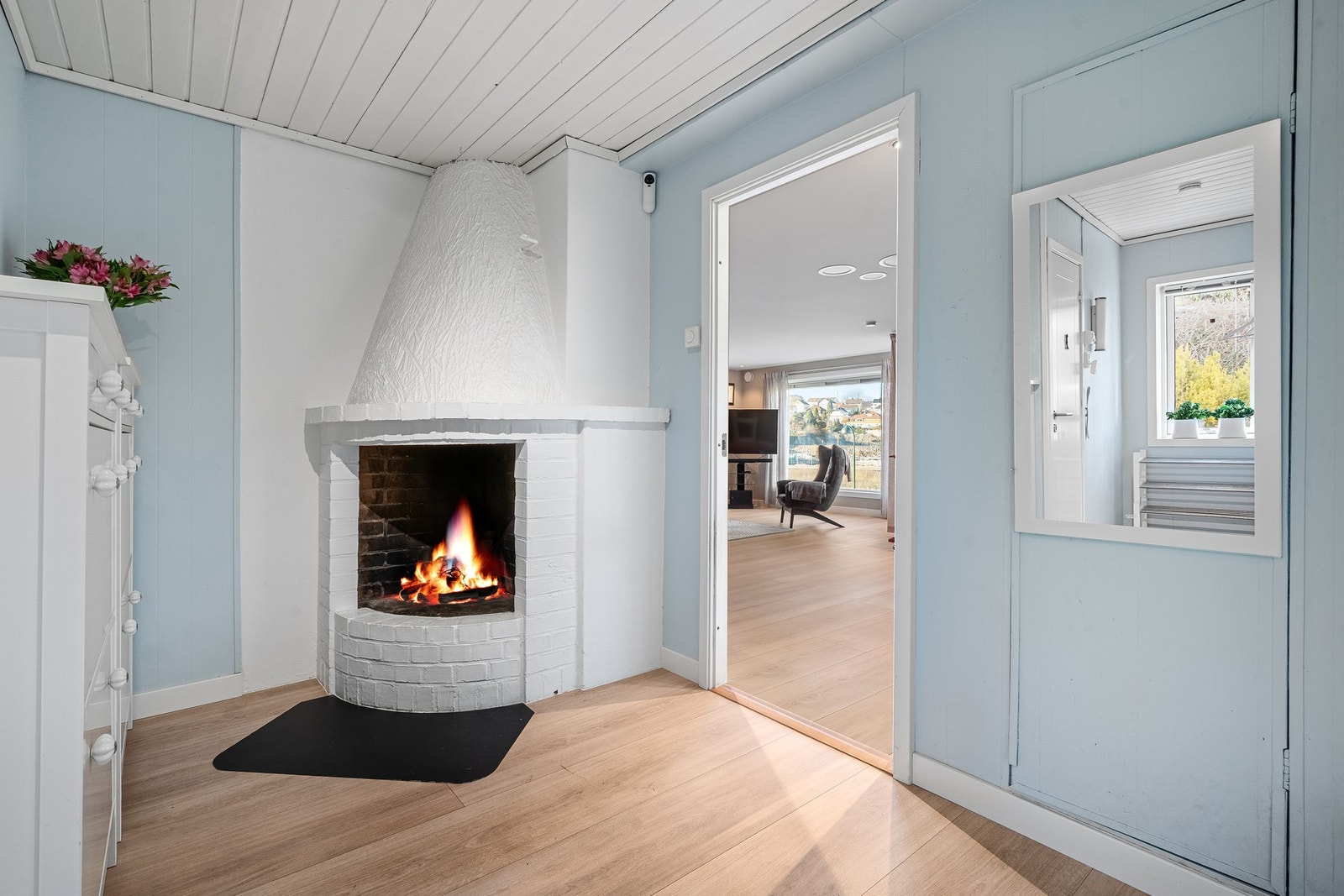 Det er peis i entreen og vedovn i stue samt 2 varmepumper fra 2021. Galleribilde