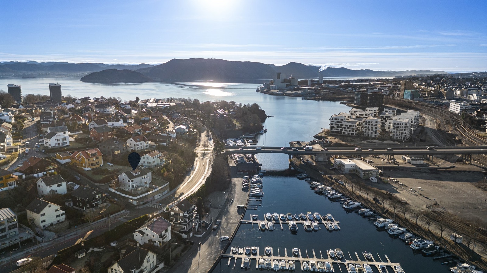Oversiktsbilde av boligen og nabolaget fra høyden Galleribilde