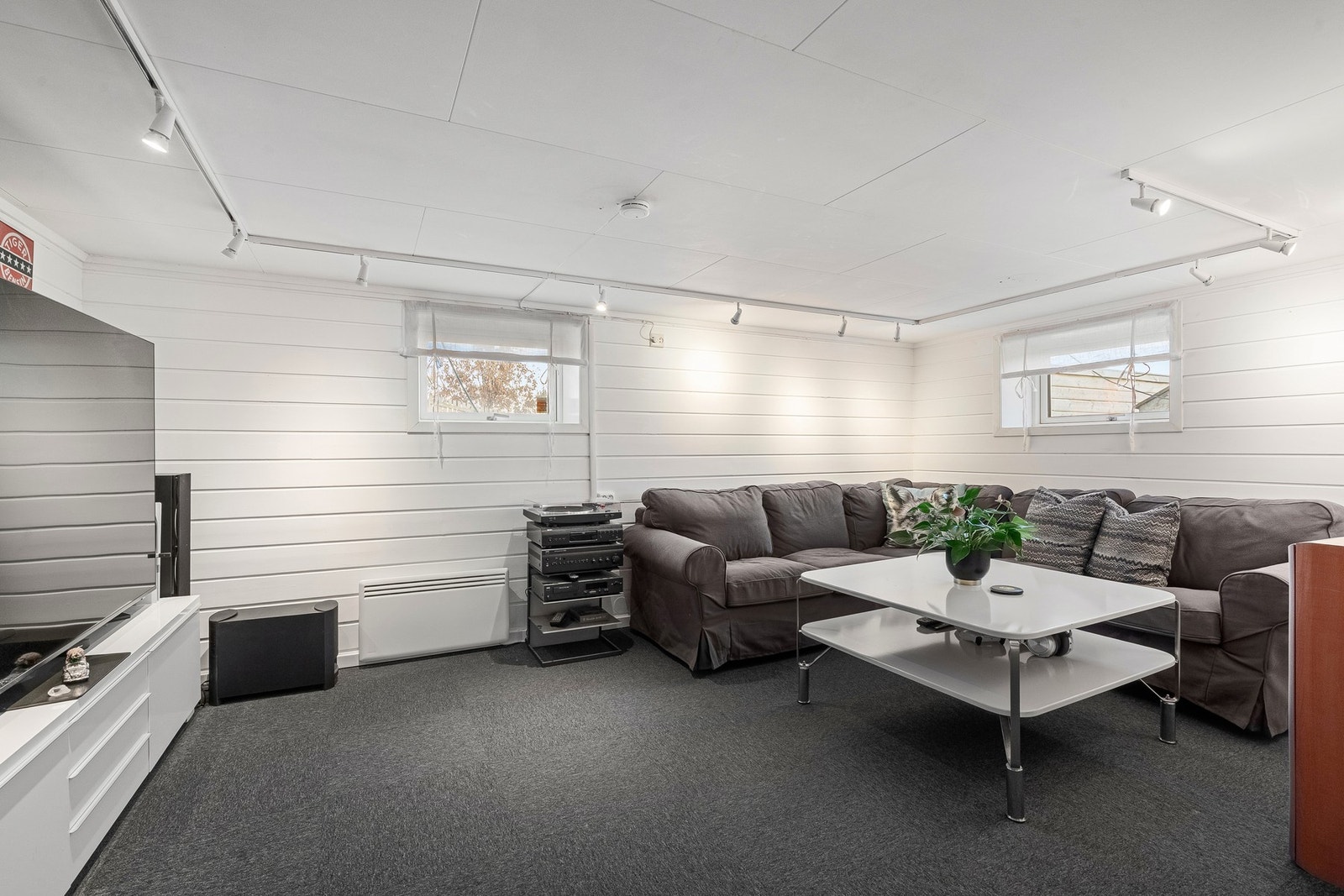 Kjellerstue med god plass til TV-sone eller ungdomsavdeling, et flott supplement til hovedetasjen (ikke godkjent). Galleribilde