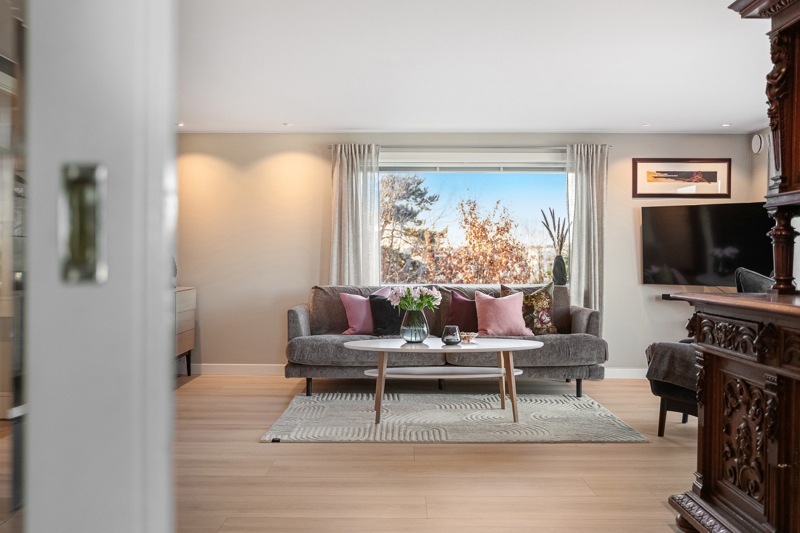 Store vinduer med isolerglass fra 2013 gir både godt lysinnslipp og energieffektiv komfort. Galleribilde