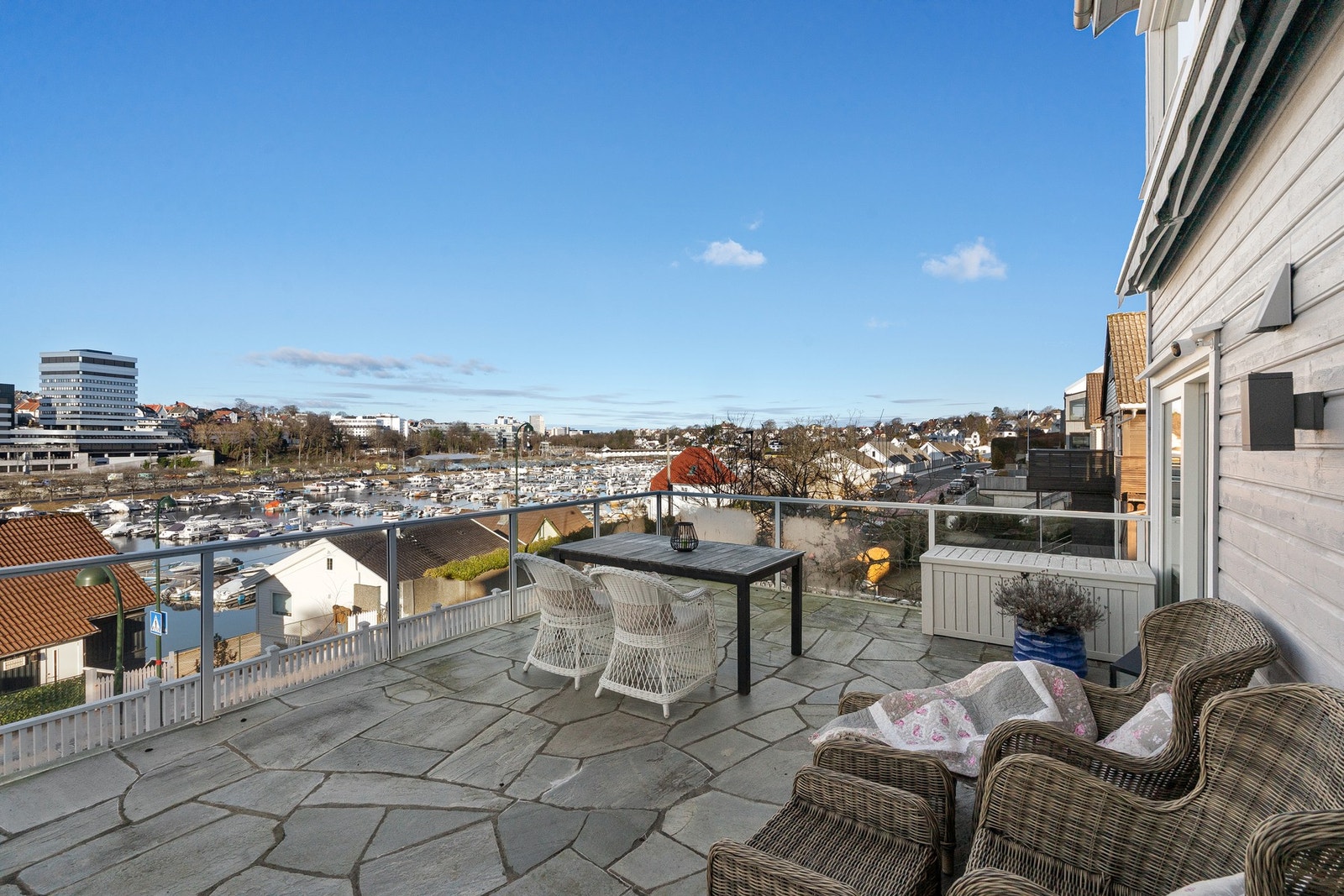 Solrik balkong på 31 m2 med sittegruppe, perfekt for sommerdager og grilling. Galleribilde