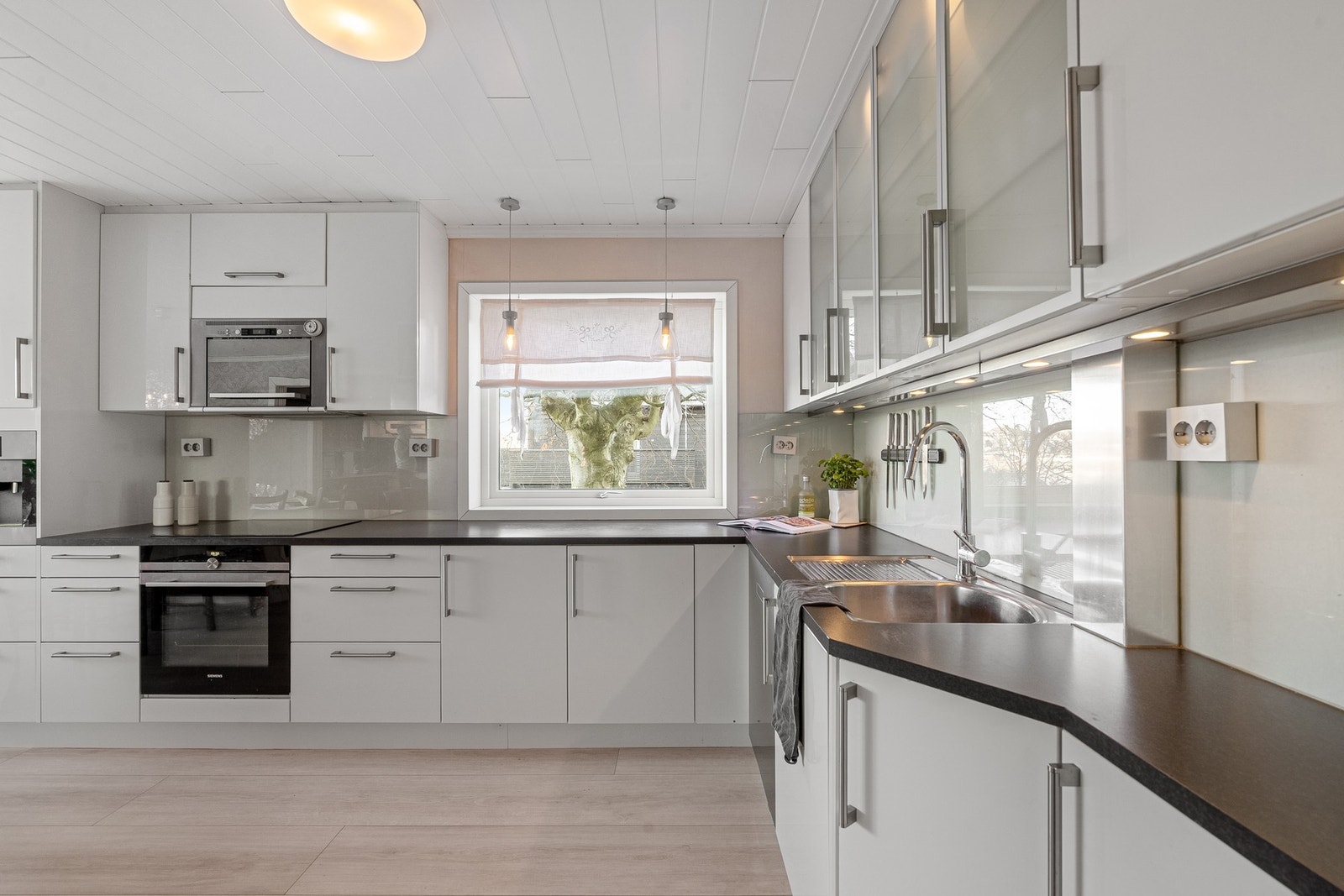 Velutstyrt kjøkken med rikelig skapplass og integrerte hvitevarer. Her ligger alt til rette for både hverdagsmiddager og hyggelige sammenkomster. Galleribilde