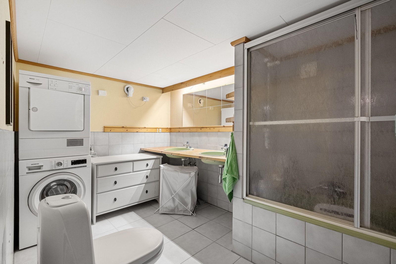 Bad i kjeller innredet med dusj/badekar, toalett, vask og opplegg til vaskemaskin. (ikke godkjent). Galleribilde