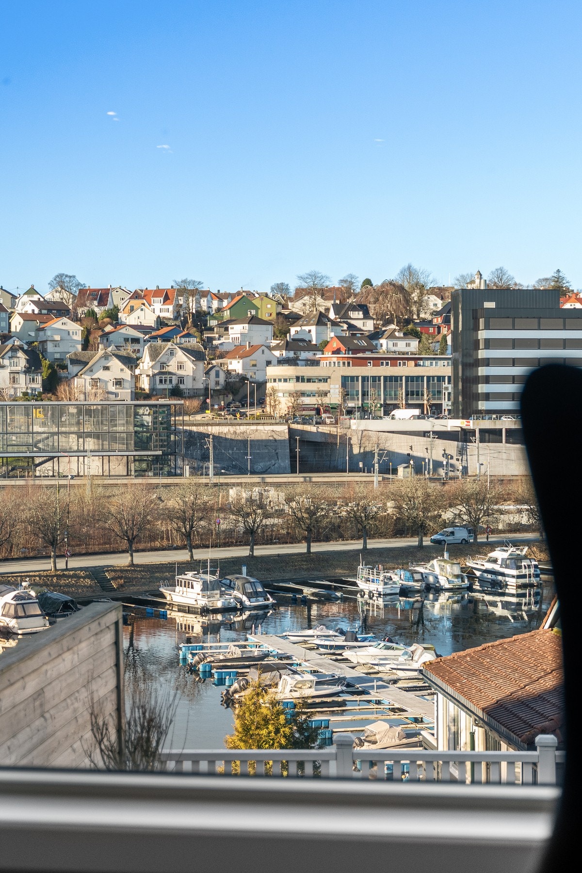 Fantastisk utsikt fra stuevinduer mot havn og båtliv. Galleribilde