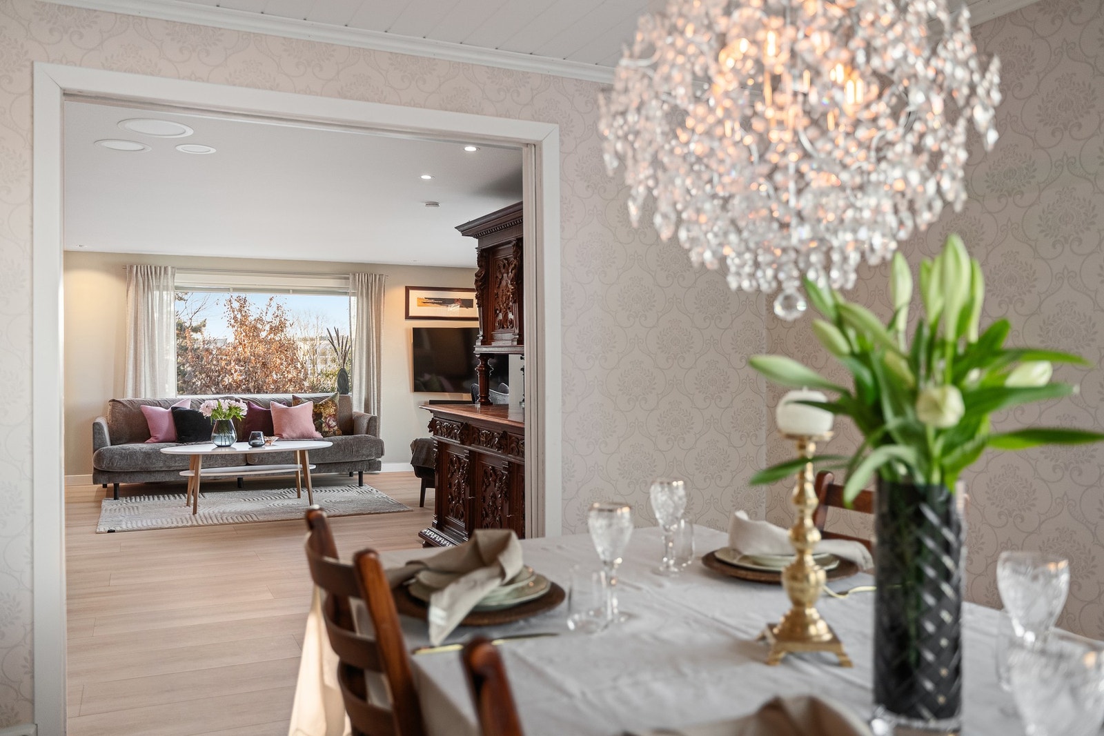 Spiseplassen ligger i åpen forbindelse med stuen, noe som skaper en luftig romfølelse og et naturlig samlingspunkt for familie og gjester. Galleribilde