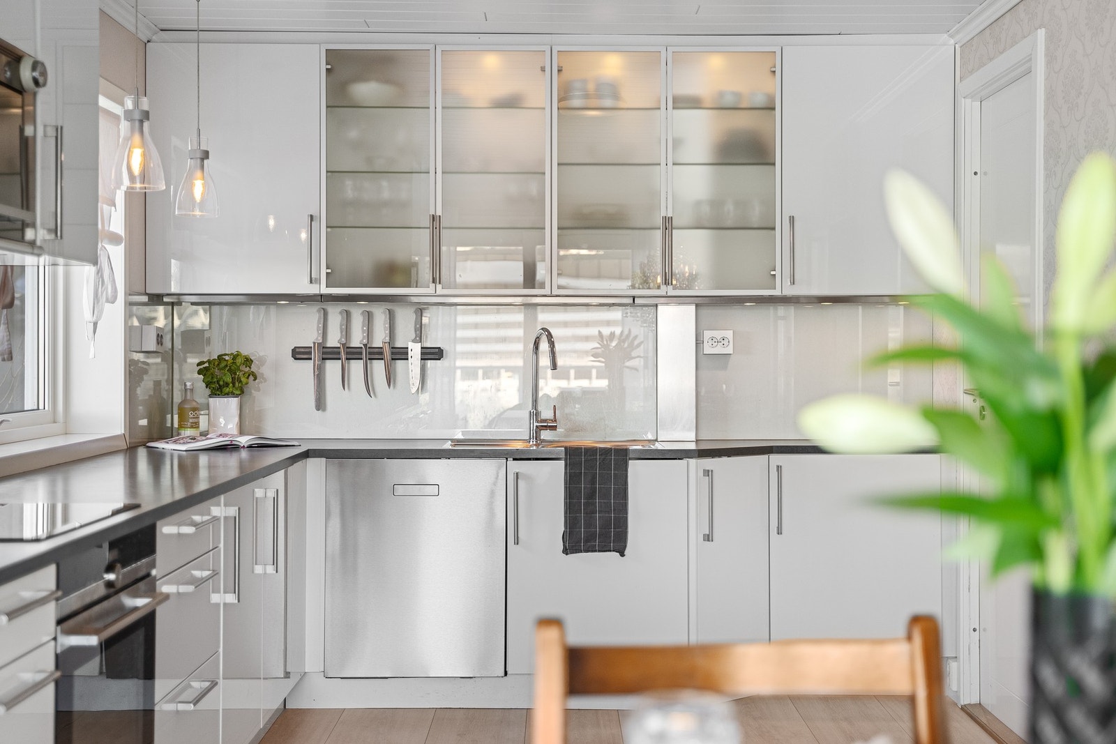 Lyst og innbydende kjøkken med god arbeidsflate og integrerte løsninger Galleribilde