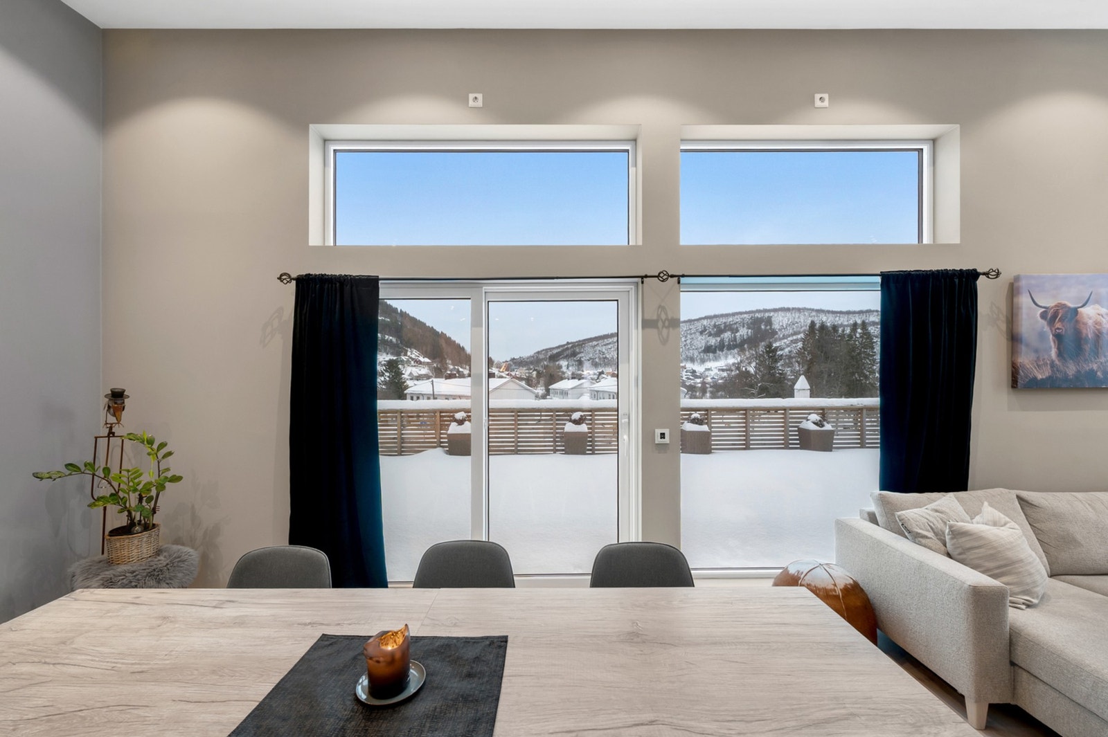 Fra spiseplassen er det direkte utgang til terrassen via en malt skyvebalkongdør. Galleribilde