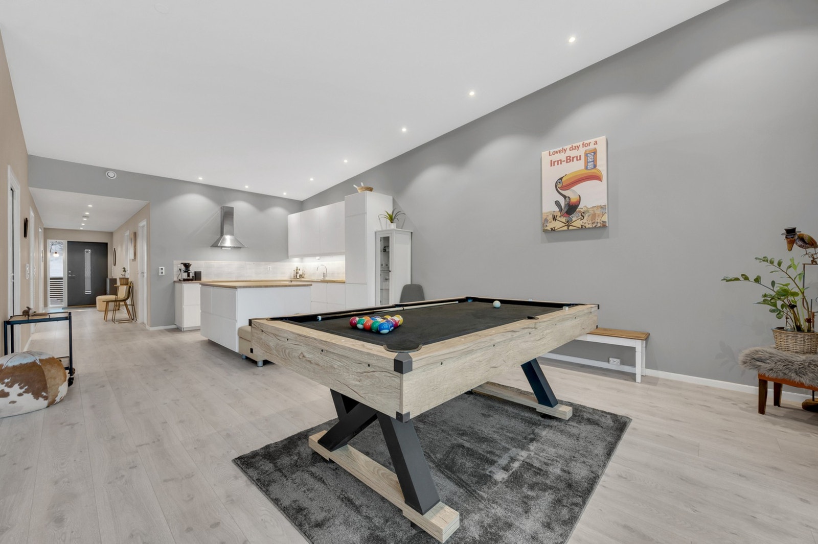 Det er rikelig med gulvplass for ulike møbleringsløsninger og sosiale soner. Galleribilde