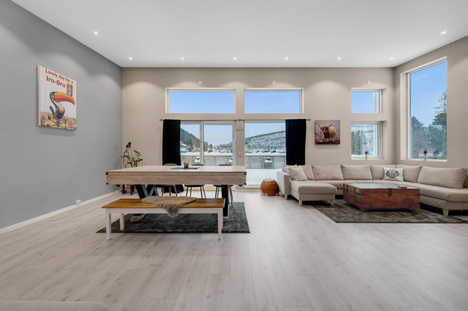 Velkommen til Stalheimveien 2! Her møtes du av en åpen og luftig stue med store vindusflater. Foto H5. Galleribilde