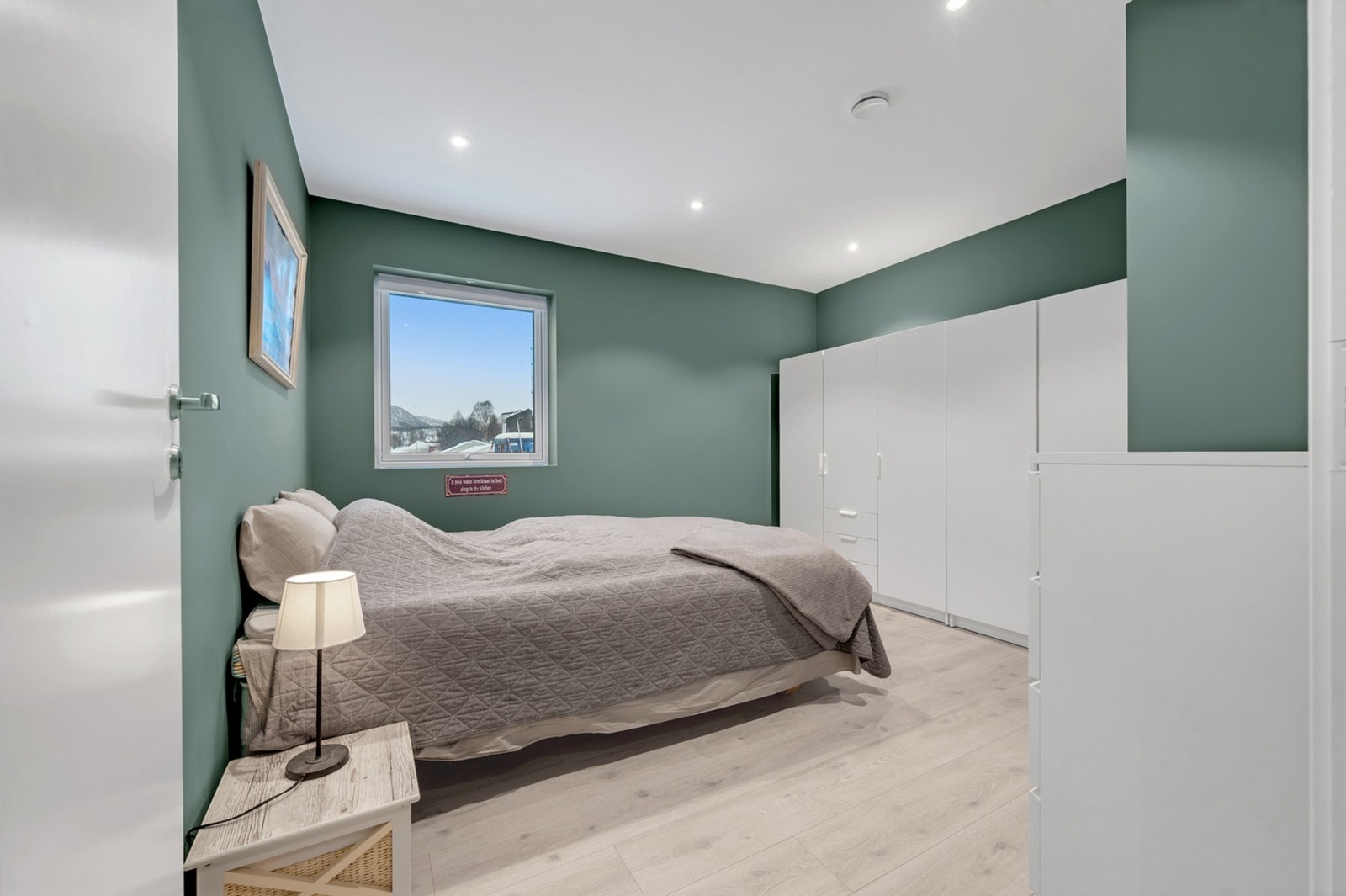 Det andre soverommet er også romslig, med plass til seng og garderobeløsning. Galleribilde