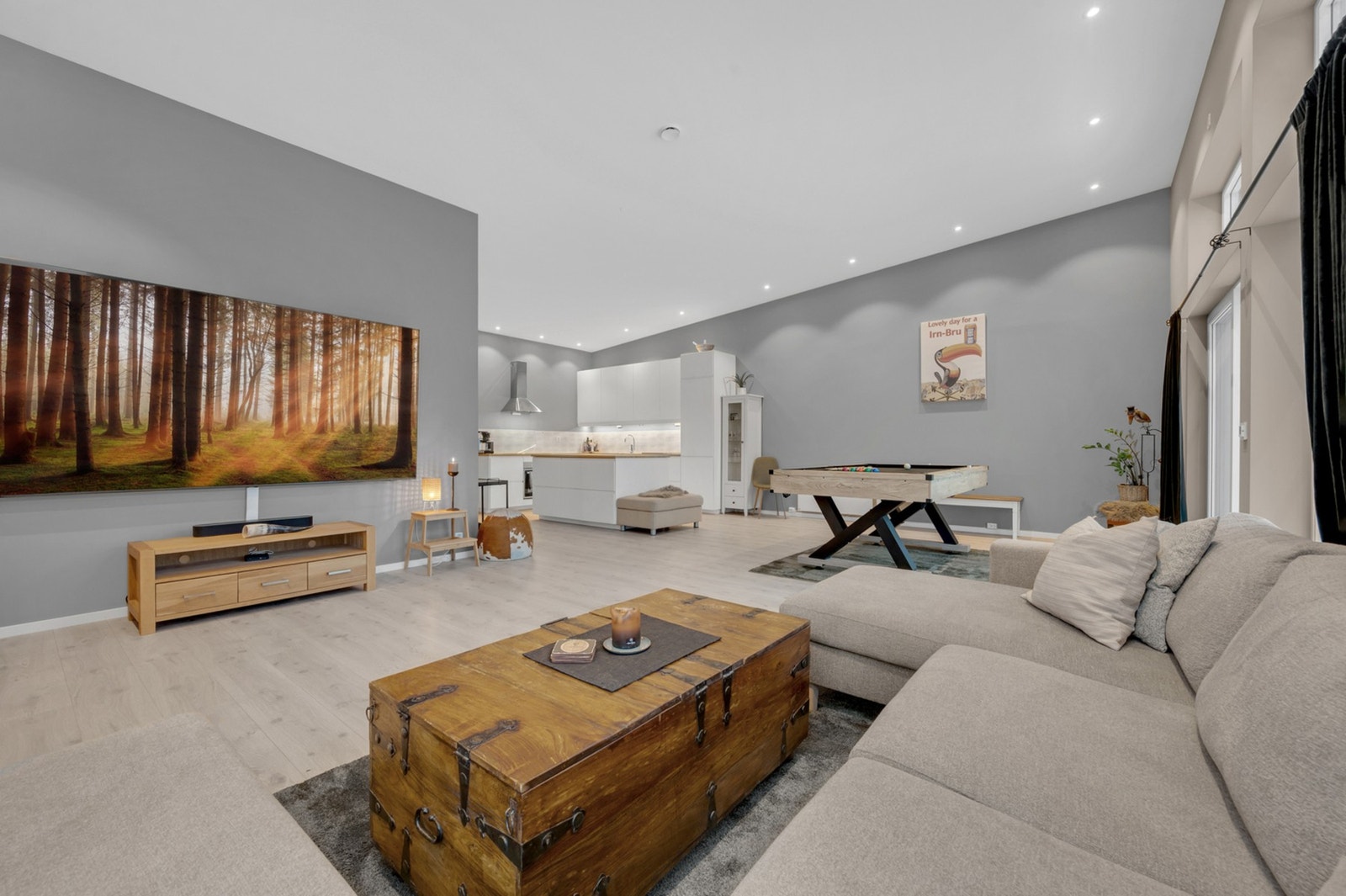 Stuen og kjøkkenet har overflater på vegger og himling som ble pusset opp i 2024. Galleribilde