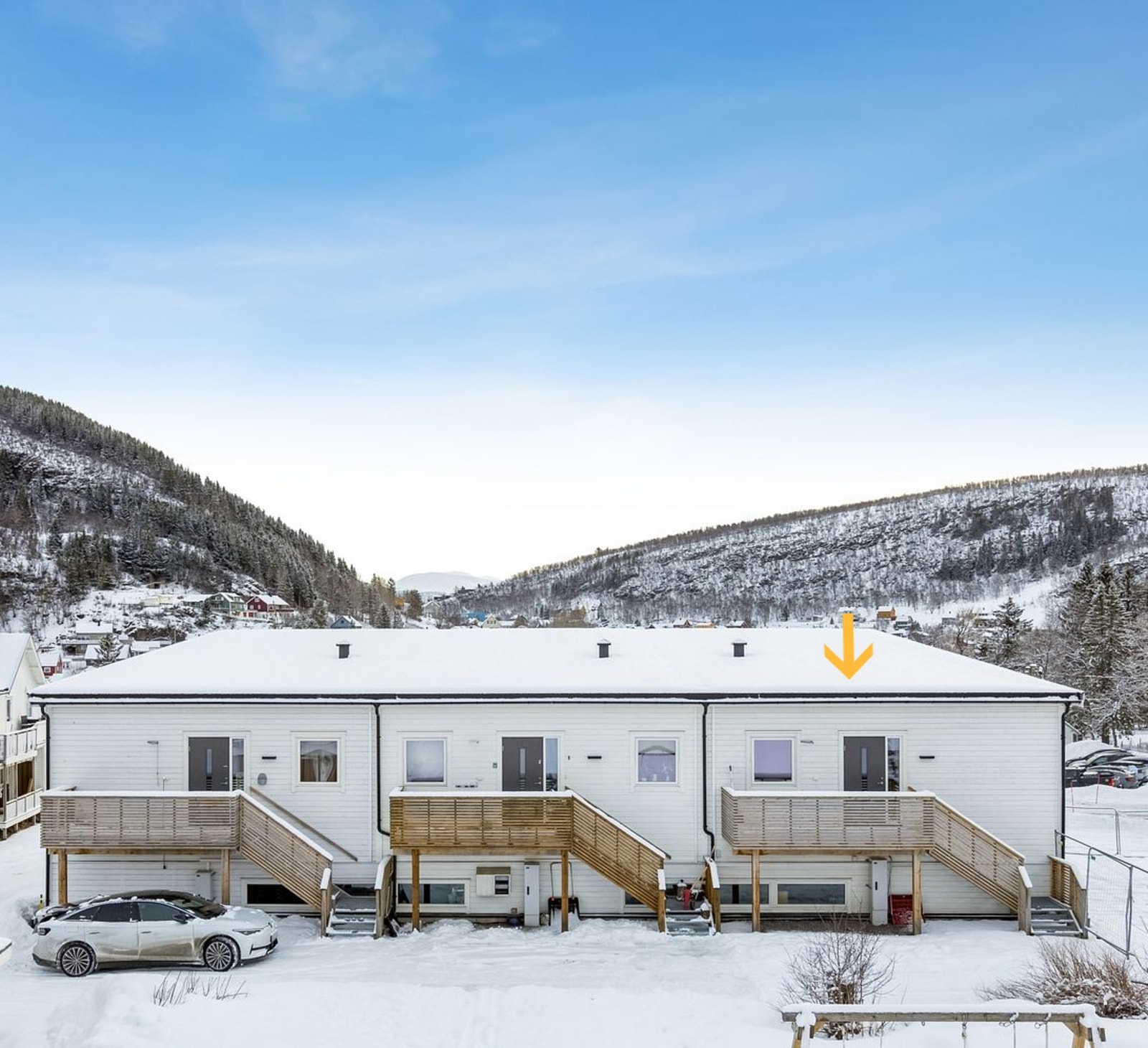 Bygget har yttervegger i isolert bindingsverk med liggende trekledning. Galleribilde