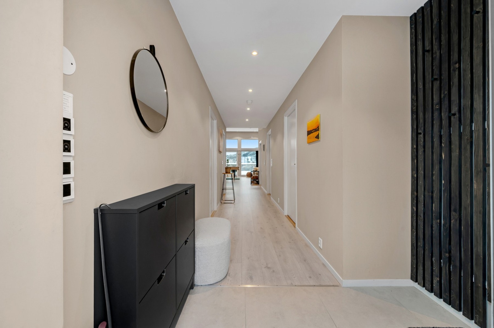 Fra entréen leder en langstrakt gang deg videre inn i boligen. Galleribilde