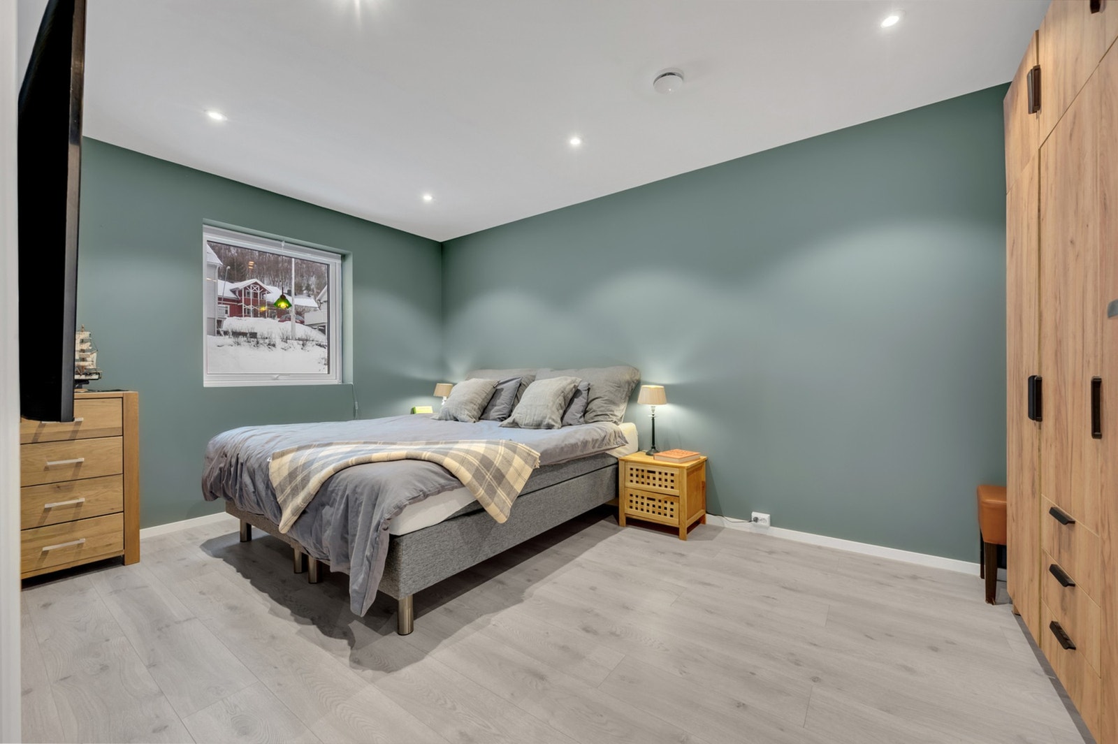 Leiligheten har tre soverom av god størrelse. Her er hovedsoverommet. Galleribilde