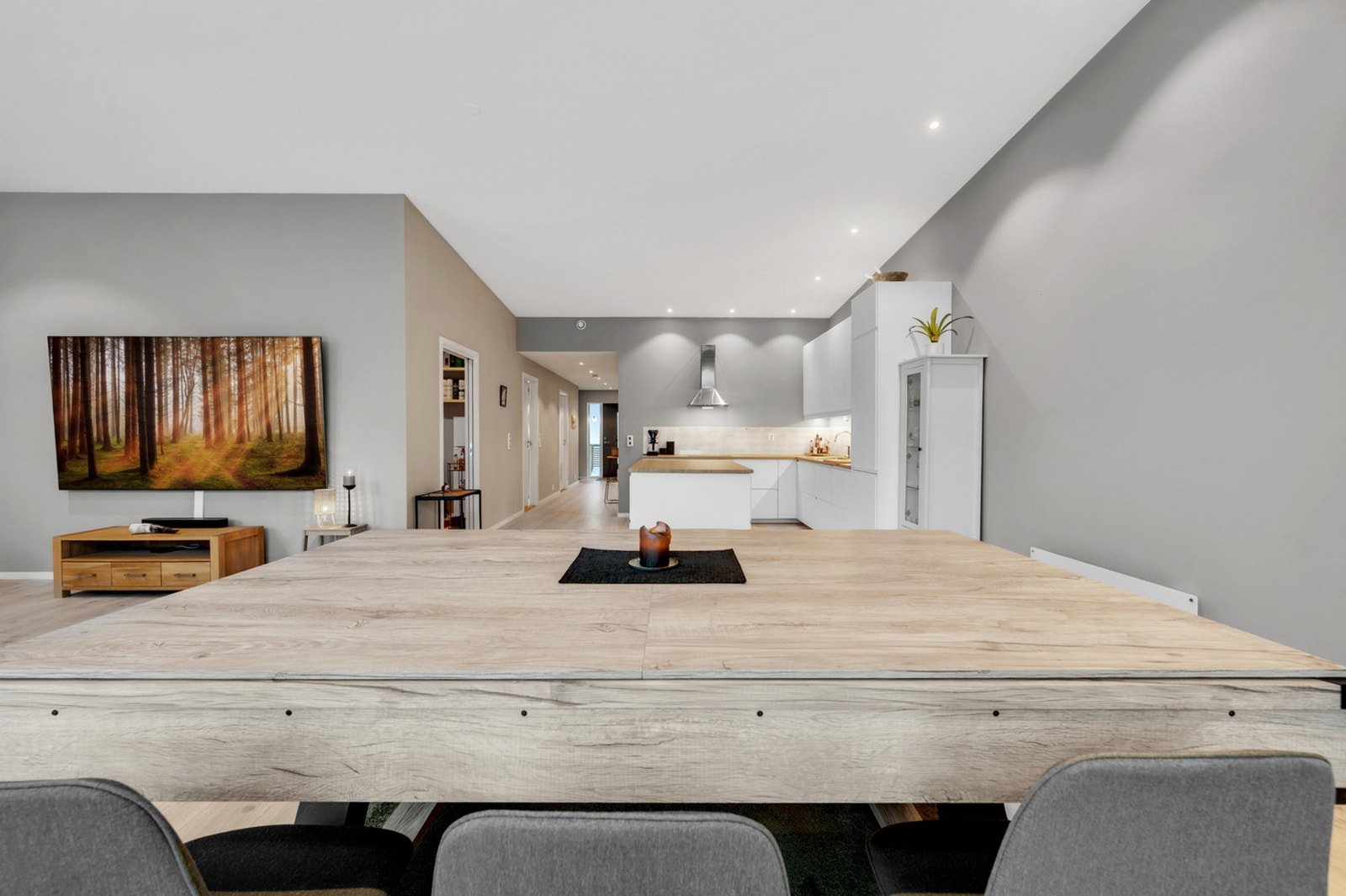 Den åpne løsningen skaper en naturlig flyt mellom kjøkken og stue. Galleribilde