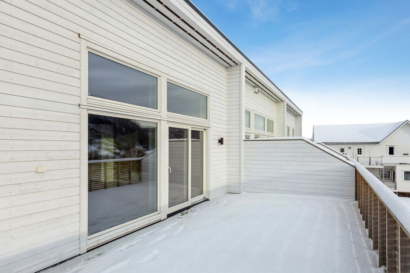 Den store terrassen på 36 m² er bygget i trykkimpregnert treverk og utvider stuen på varme dager. Galleribilde