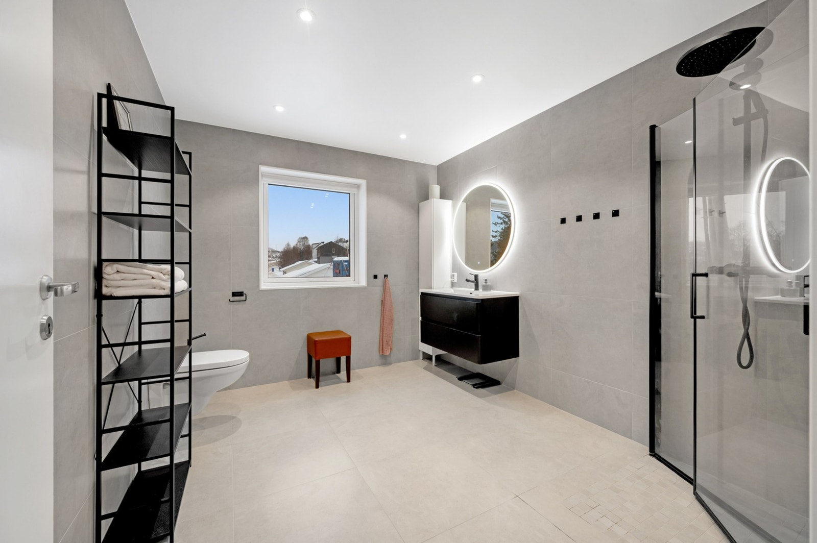 Badet fra 2021 er helfliset og har varmekabler i gulvet for økt komfort. Galleribilde