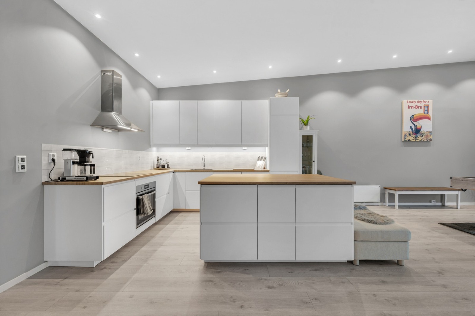 Kjøkkenet er en integrert del av den sosiale sonen, med en praktisk øy og moderne innredning. Galleribilde