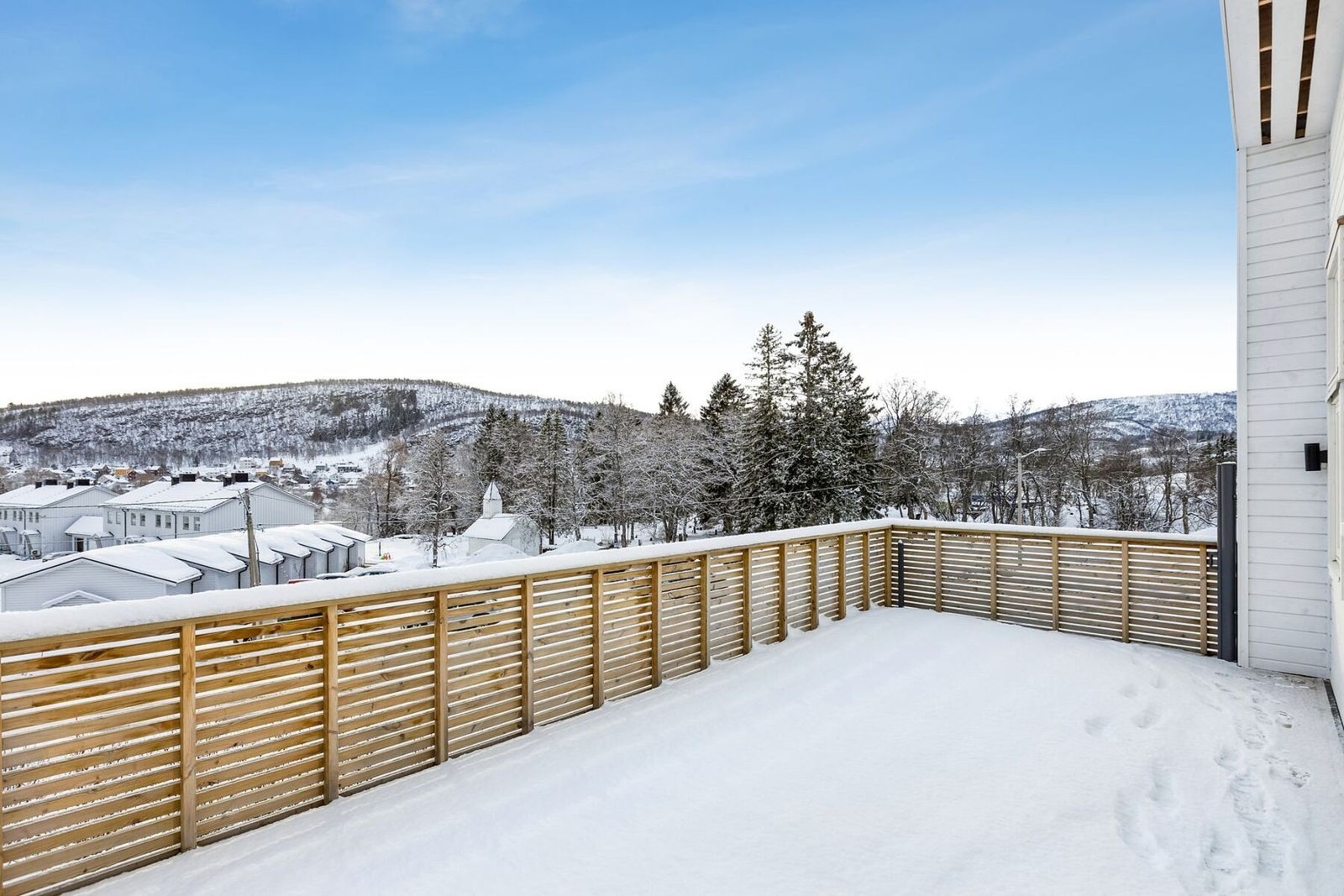 Her er det god plass til utemøbler, grill og beplantning. Galleribilde