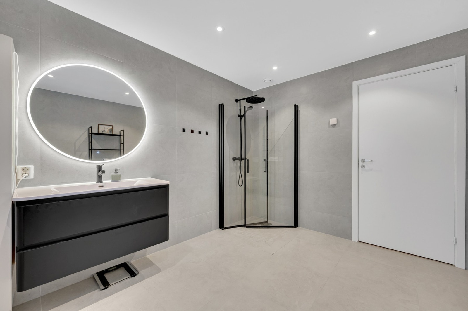 Innredningen består av heldekkende servant med skuffer, vegghengt WC og et dusjhjørne. Galleribilde