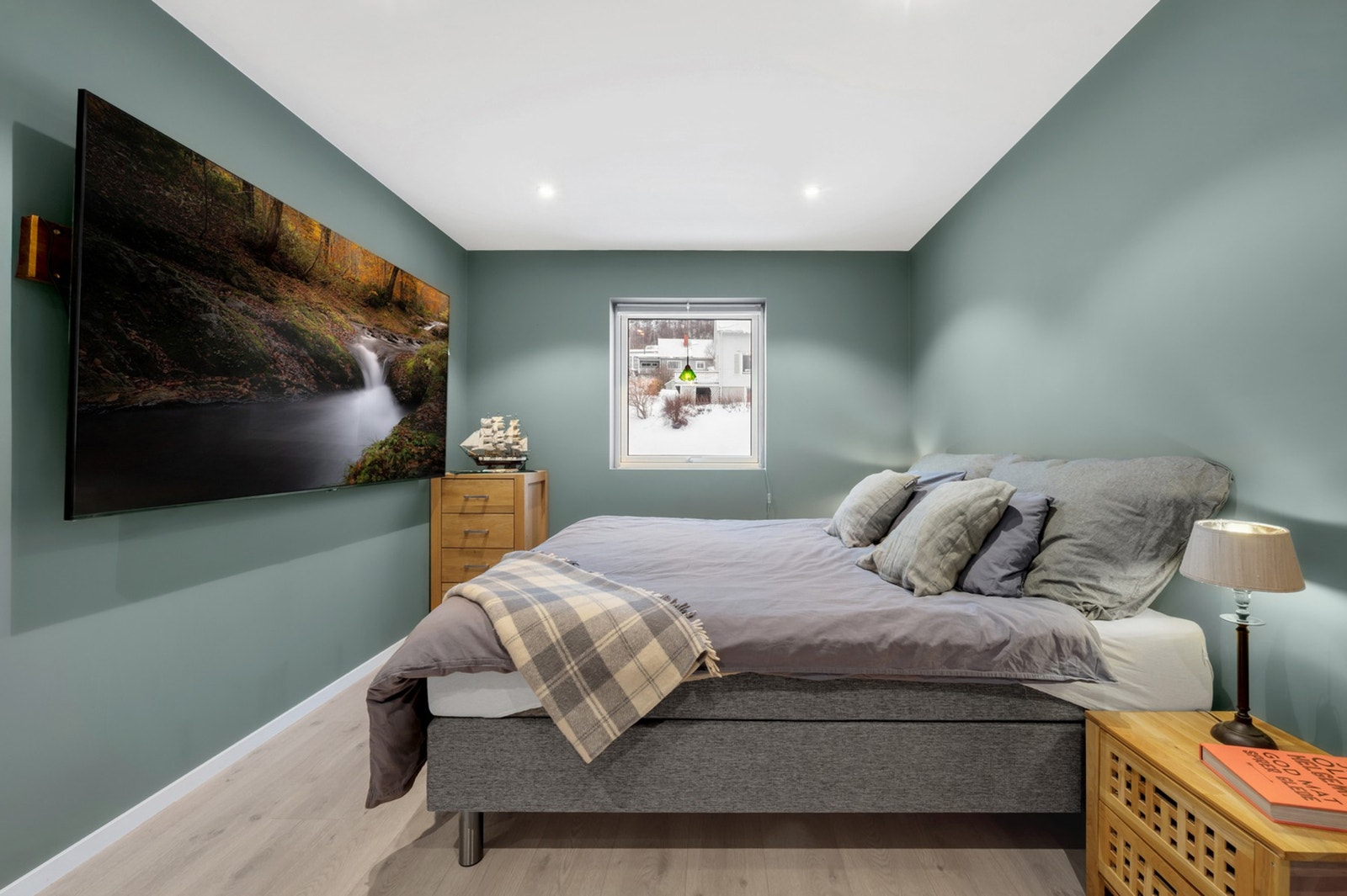 Rommet har plass til dobbeltseng og oppbevaringsmøbler. Galleribilde