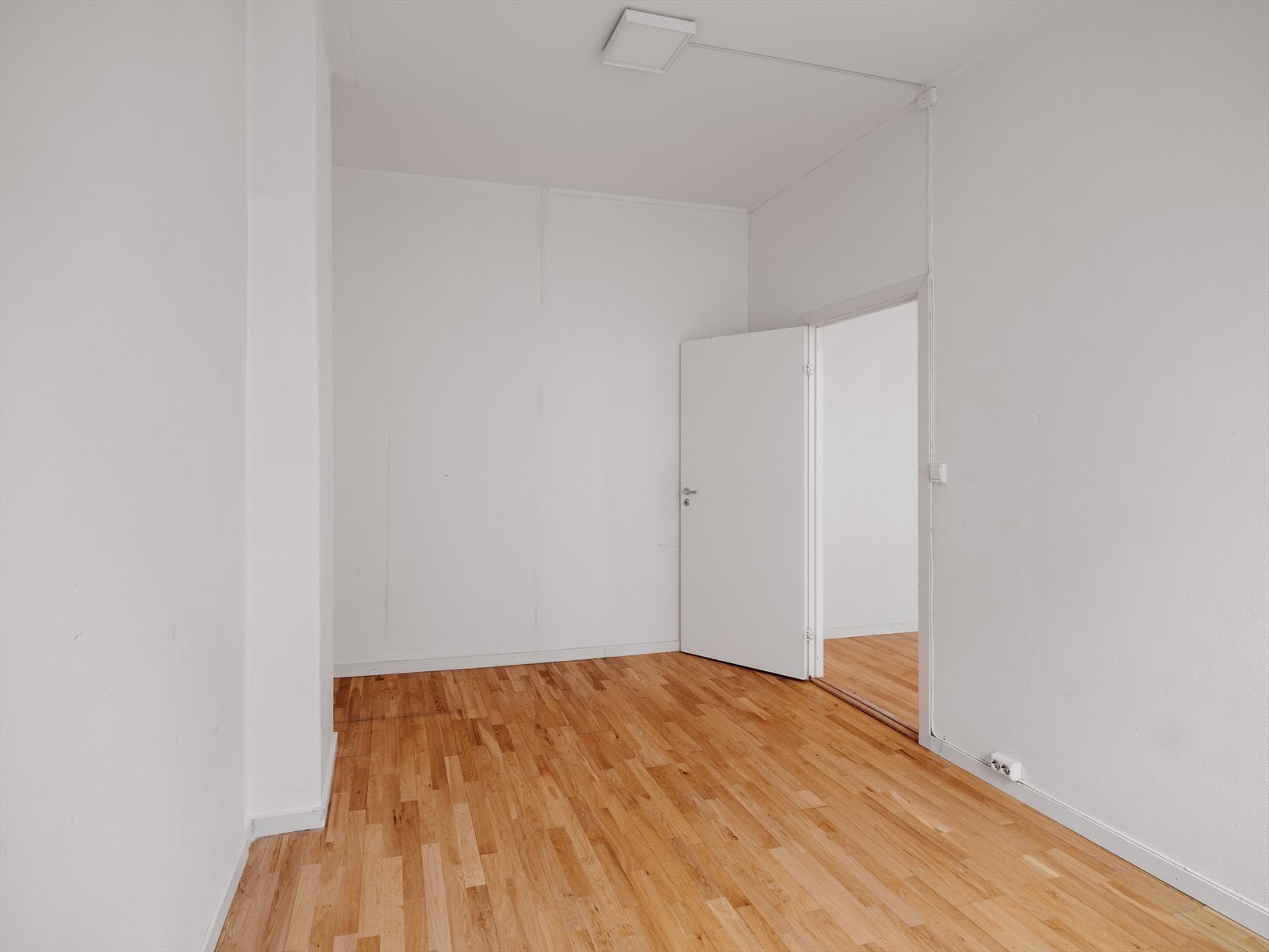 Adkomst fra stue. Galleribilde