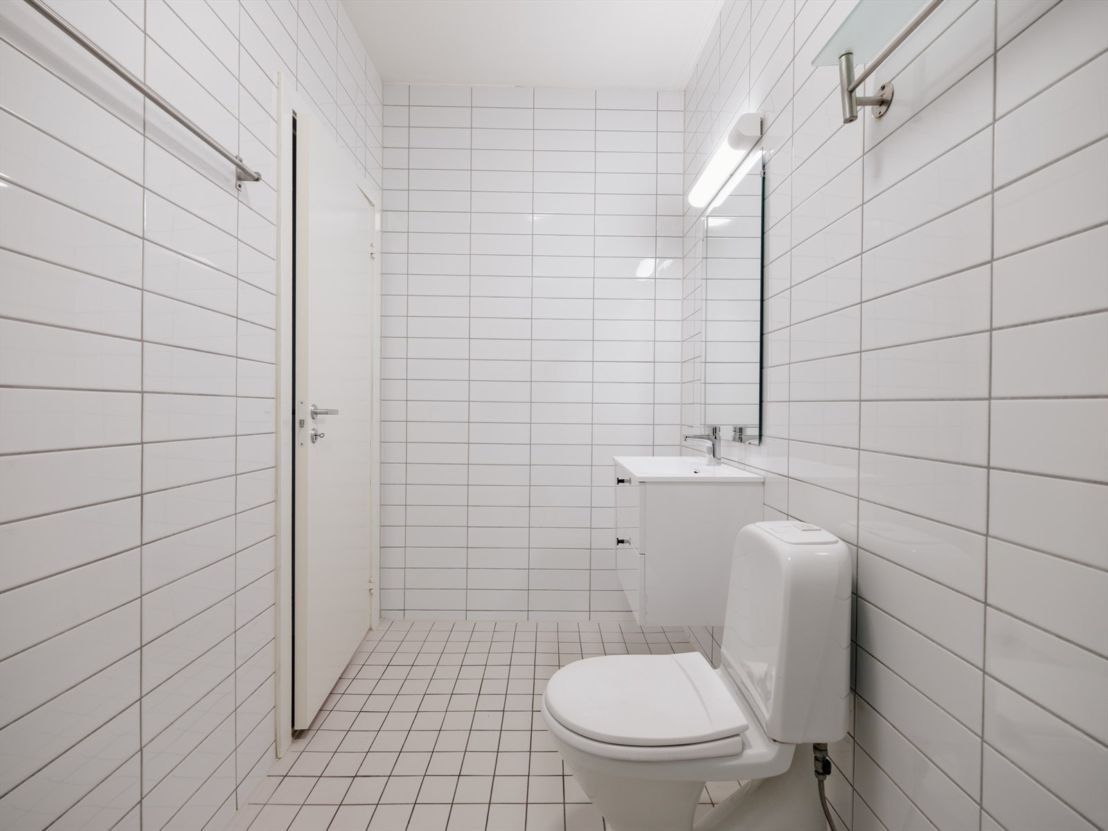 Badet er innredet med toalett, servant, speil og dusjnisje. Galleribilde