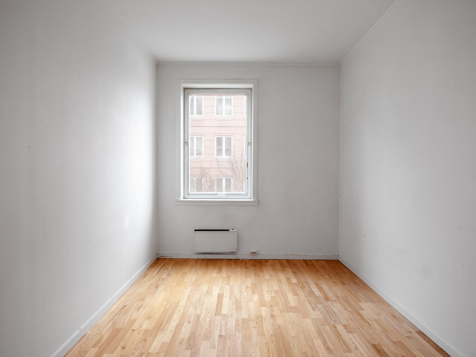 Soverommet har stort vindu og plass til seng, nattbord og garderobe. Galleribilde