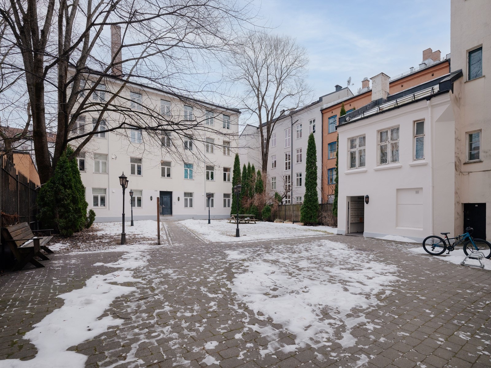 Her finner du interne gangveier, beplantning og sykkelparkering. Galleribilde