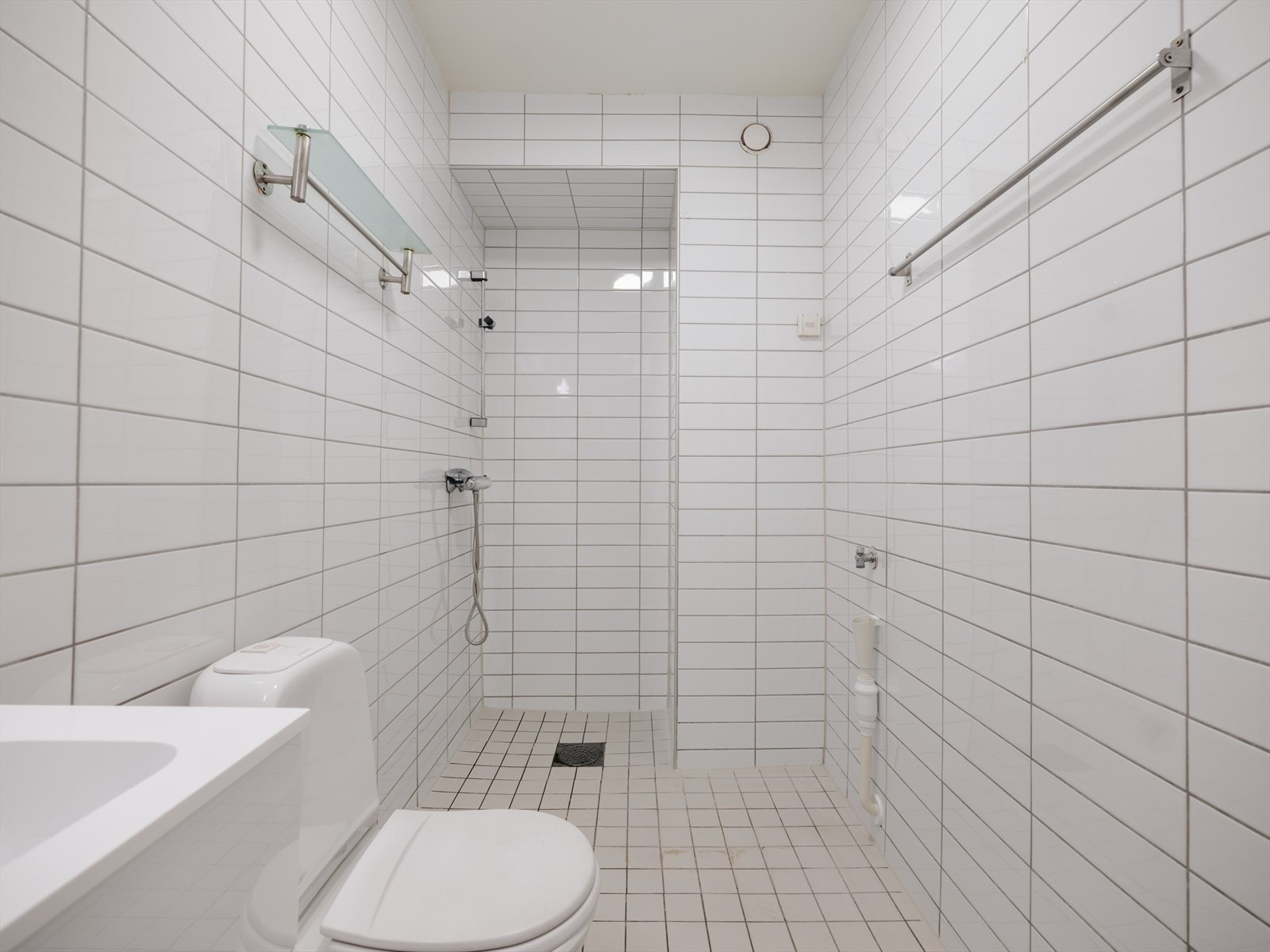 Lyst flislagt bad. Galleribilde