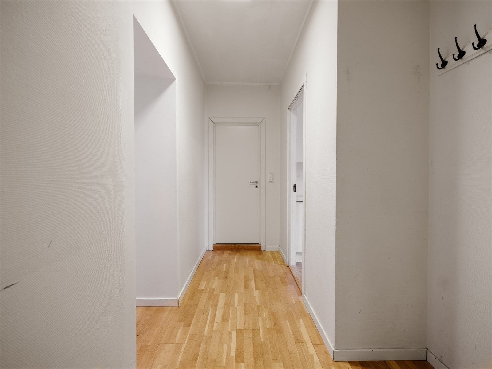 Lys gang med plass til garderobe og oppbevaring. Galleribilde