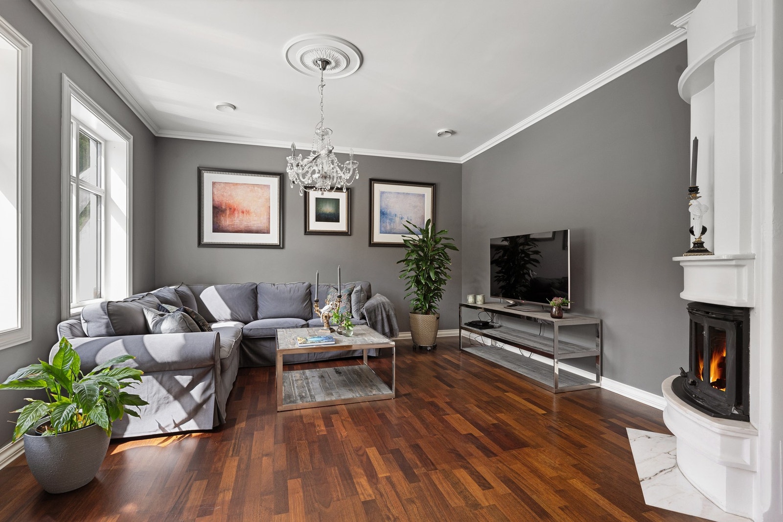 Her er det god plass til sofagruppe og tv-møblement. Galleribilde