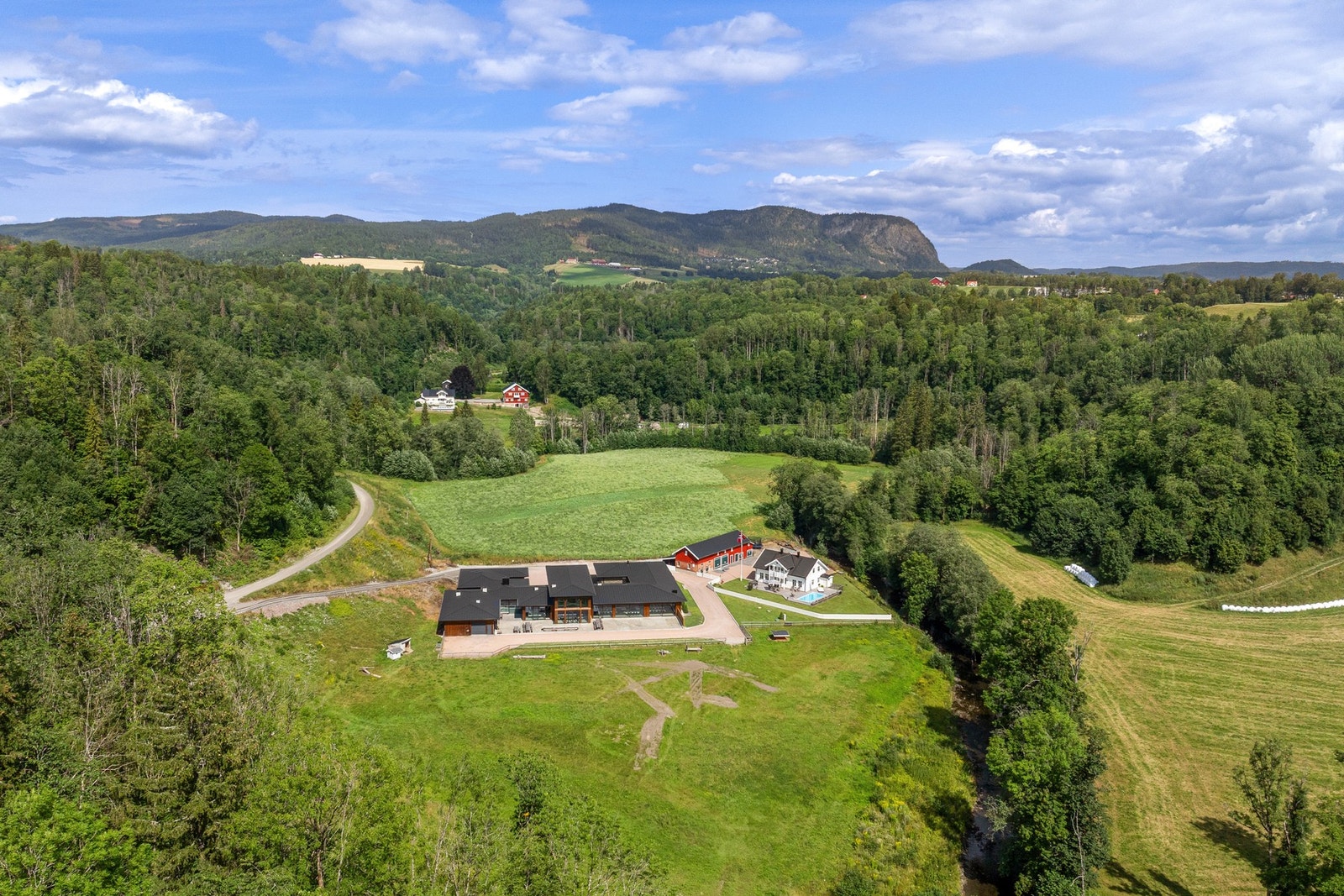 Eiendommen er på nesten 50 mål, med fulldyrka jord, beite og skog - perfekt for deg som ønsker landlige omgivelser og drømmer om egen gårdsidyll. Galleribilde