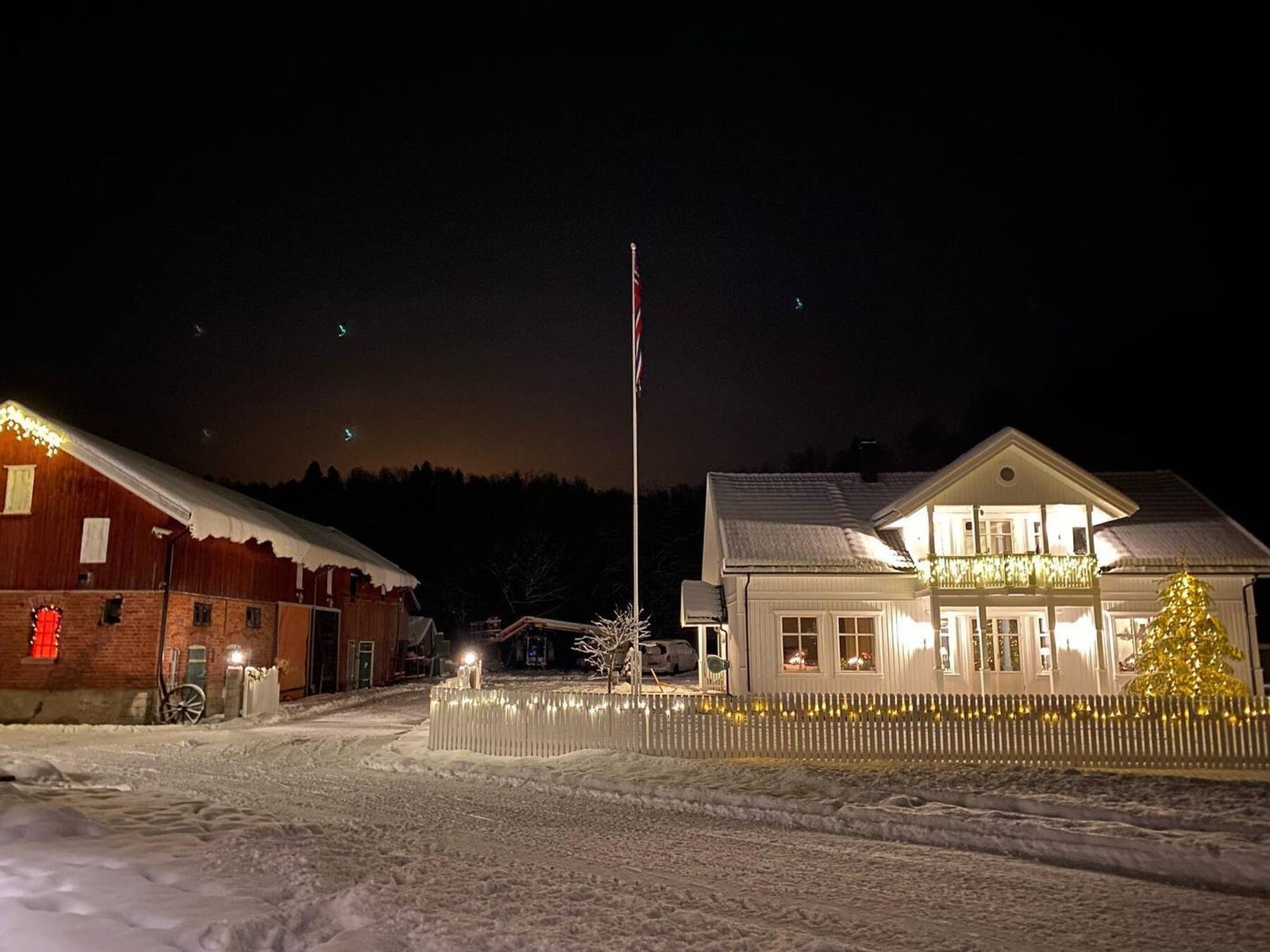 På vinteren forvandles småbruket til et eventyrlig landskap, med snødekte jorder og lune omgivelser som gir ekte gårdsidyll. Galleribilde